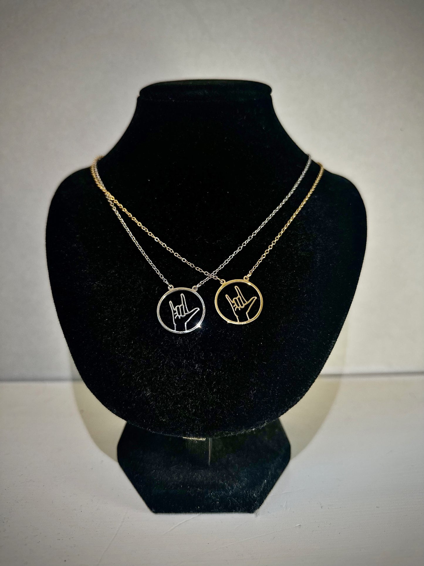 Sign Language 'I Love You' Chain